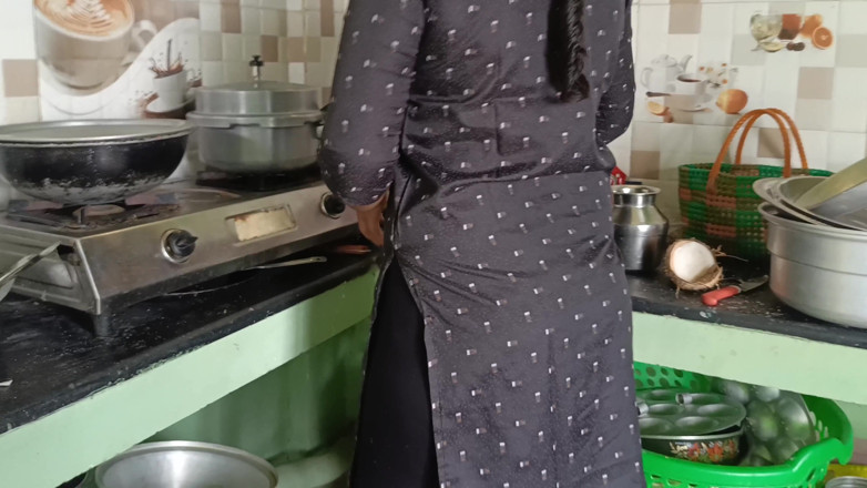 Palani69: Femme au foyer, baise torride dans la cuisine