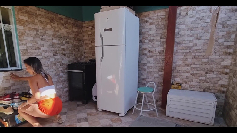 MarieChell: Seduzindo meu vizinho com shorts muito curtos