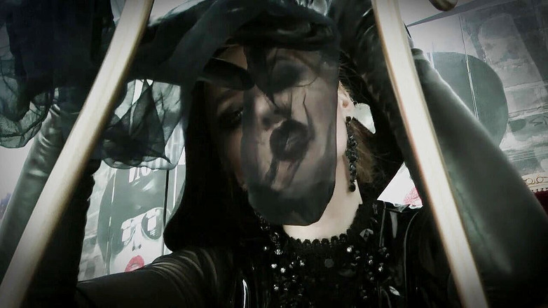 Goddess Celine: Menakut-nakutkan di bawah bewilderment