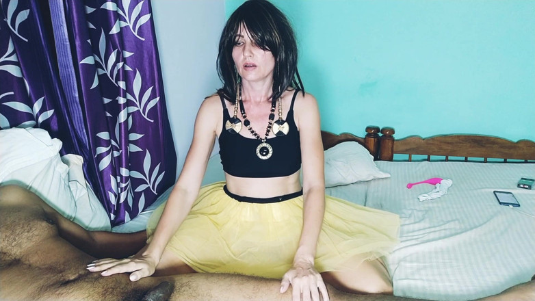 Bolly Karma: Curvă obraznică excitată care face dragoste interrasială