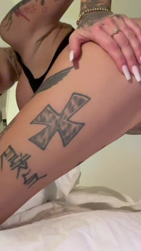 ¡Chica caliente follada por una gran polla y el semen metido en el coño!
