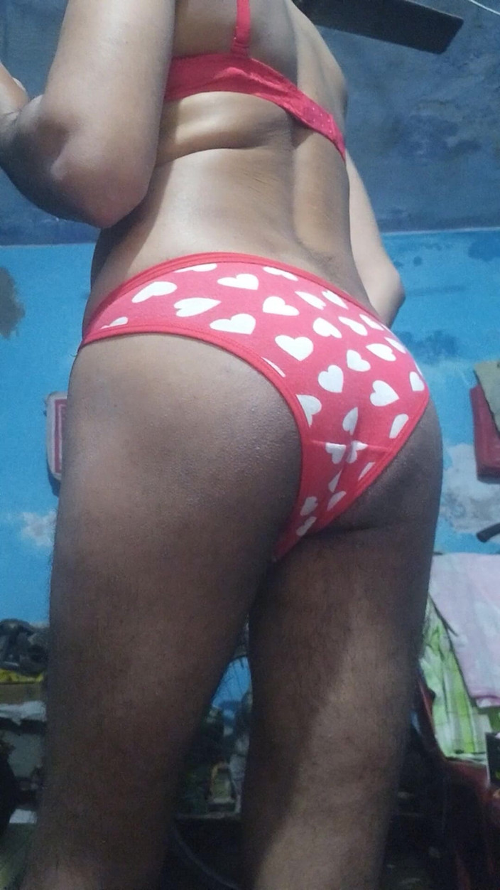 Lustyizlife: Giovane ragazzo effeminato indiano che indossa il reggiseno rosso della...