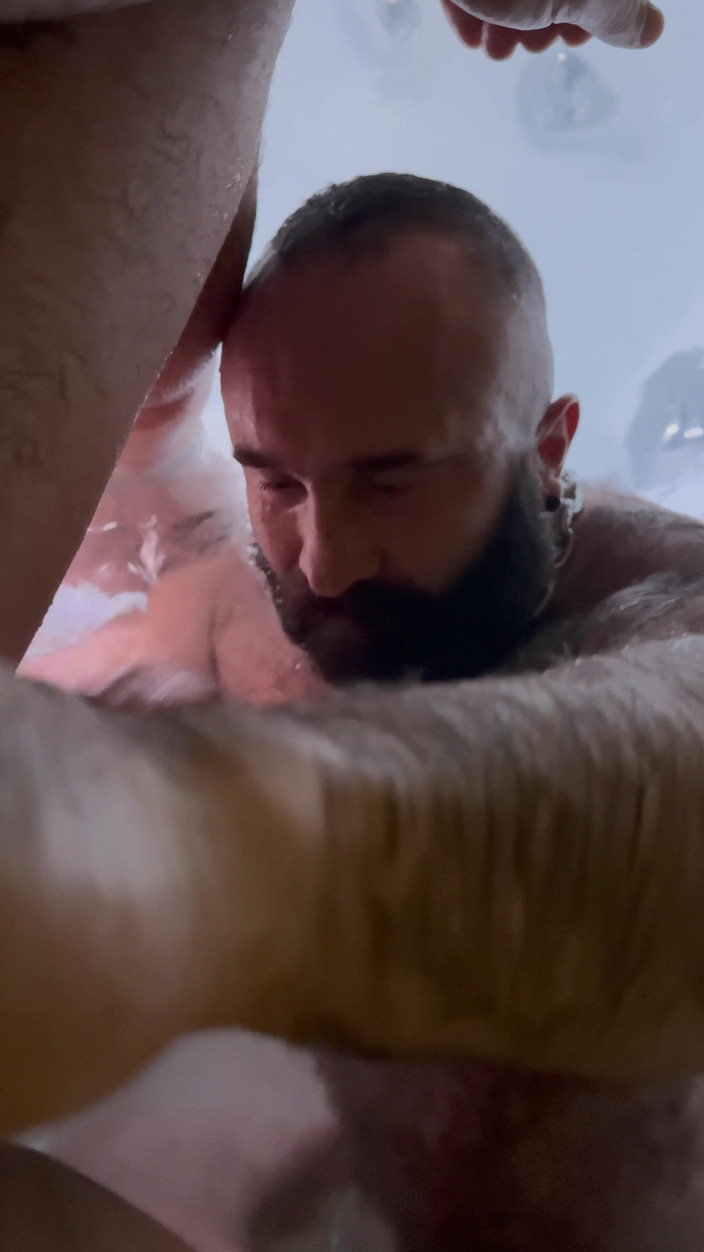 ScruffyStocky: Urso Peludo Domina: Boquetes na Jacuzzi, Rinming e Masturbação Mútua