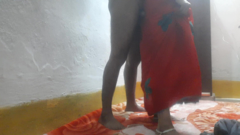 Busty Banuu: Грудастые женщины с красной сари трахаются сиськами