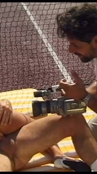 Morena prostituta tesuda faz sexo na quadra de tênis enquanto alguém está recebendo vídeo