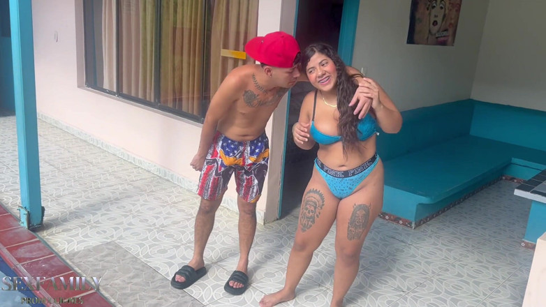 Bigboobssex: Aku ngentot memek adik tiri indiaku di pinggir kolam renang!