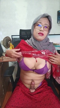 히잡을 쓴 Ladyboys 정액 자위