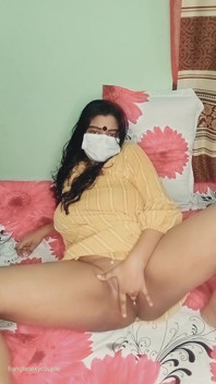 집에 없는 동안 젖은 보지를 자위하는 아름다운 소녀