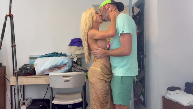 Island Boy Vids: La MILF Mandy Monroe se fait draguer sur la plage...