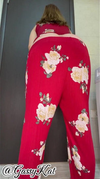 Une culotte rouge et sexy pète, explosions