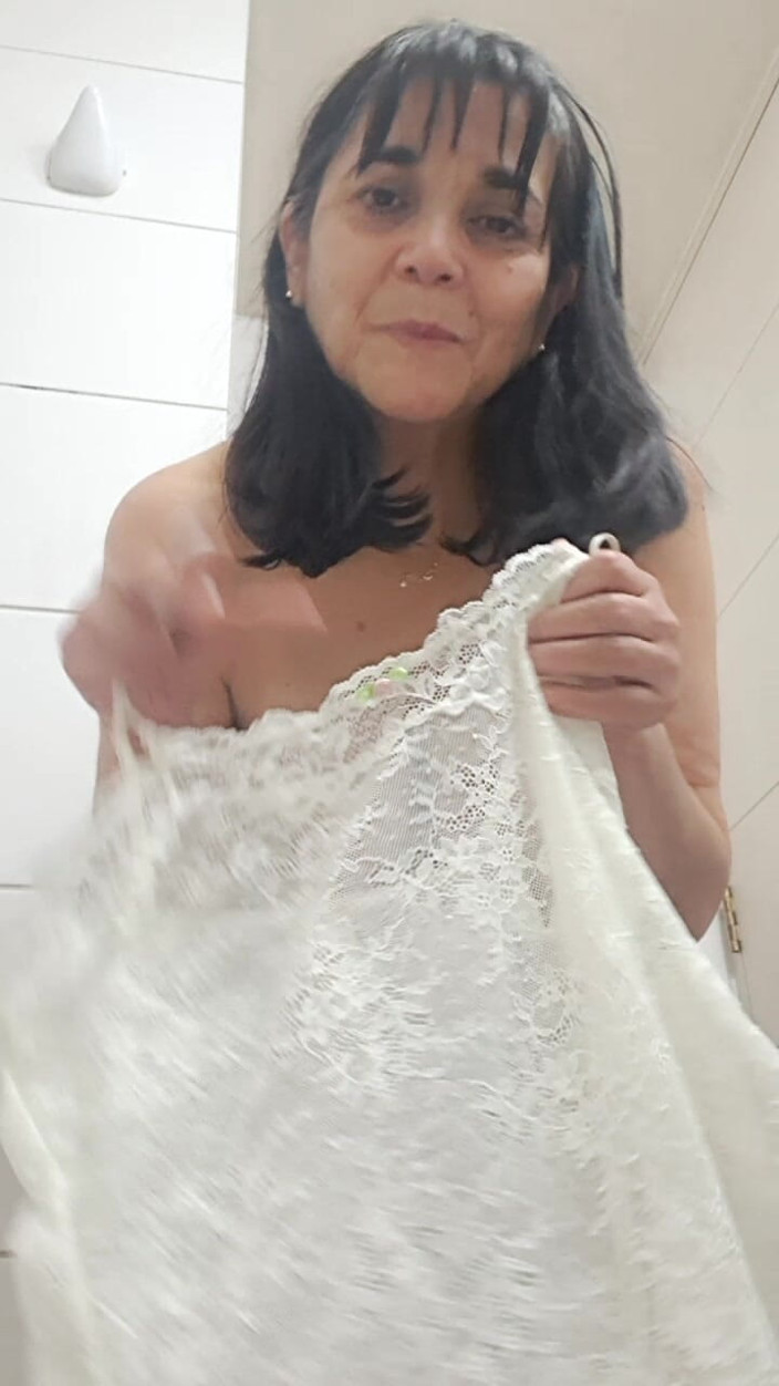 Mommy big hairy pussy: Bạn có thể nhìn thấy lông mu qua bộ bodysuit,...