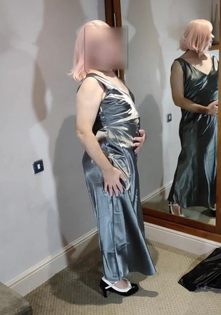 Nottstvslut: Žhavý sexy crossdresser v celovečerní saténovém šatu