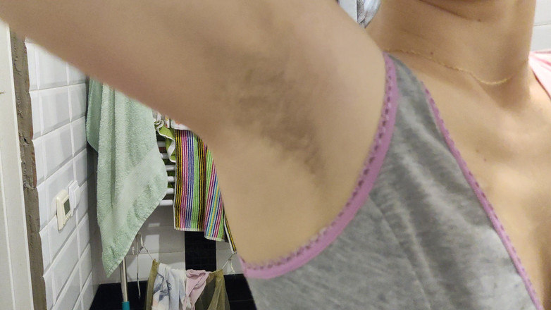 Risky Hairy Couple: 大きな女性の筋肉がしびらと動く