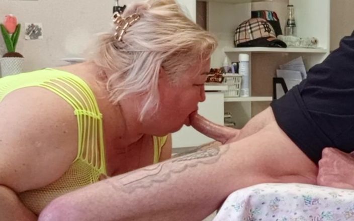 Zona901: Un ami suce une grosse partie du sperme d’une bite...