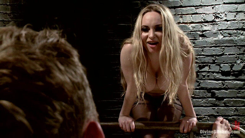 Divine Bitches by Kink: Una divina gigantessa