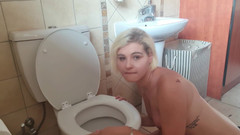 domslutfucker: Edepsizce konuşan sarışın tuvalette ibadet, insan tuvalet kölesi olmak istiyor