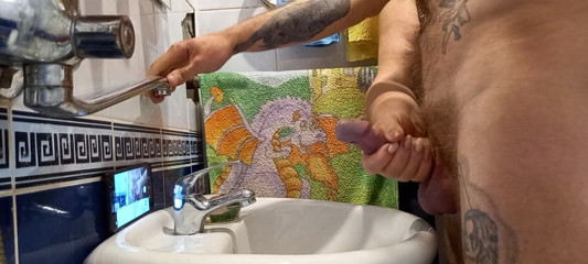 Zona901: En el baño, una chica me ayuda a masturbar mi...