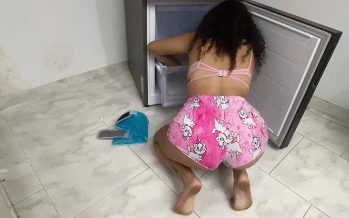 MiaSaintLove: La soubrette à l’honneur de la caméra nettoie le frigo