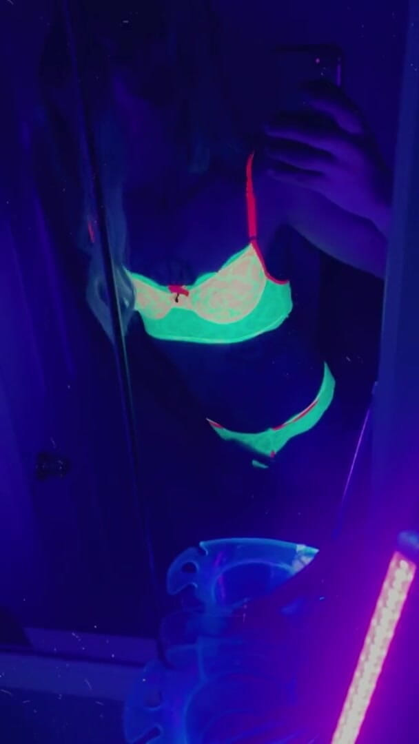 CarmenMelatonin: Une fêtarde sexy veut jouer en lingerie