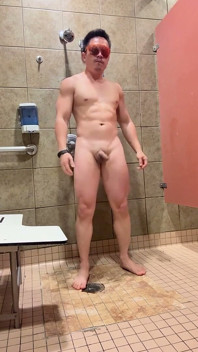 BarenakedMuscles владеет спортзалом - Pecs, V-taper, тугая задница, затем он кончает