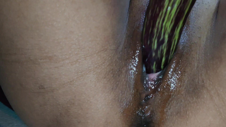 Madhu: Вставляю Brinjal в ее киску и заставляю ее сквиртовать.