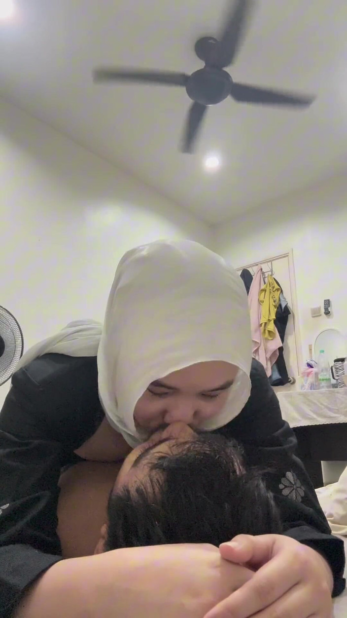 Mommy Puchong: Ağzına boşalana kadar yüzüne biniyorum