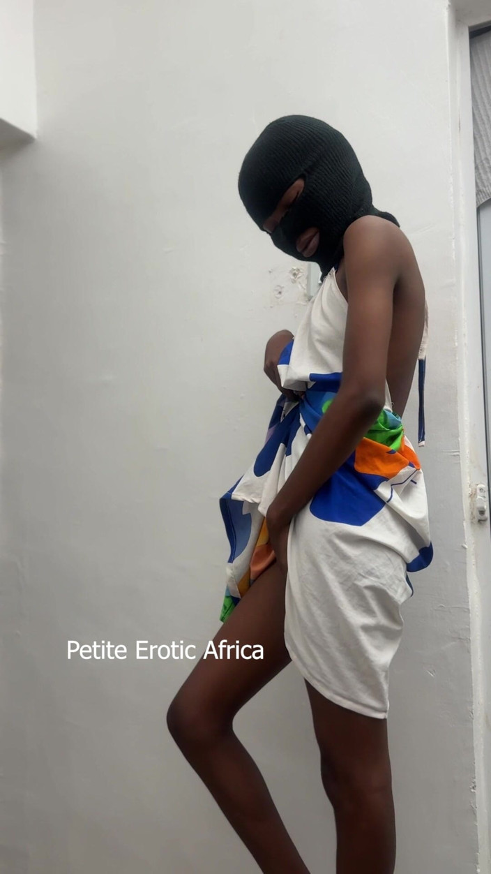 Petite Erotic Africa: Penetrando magrinha em pé