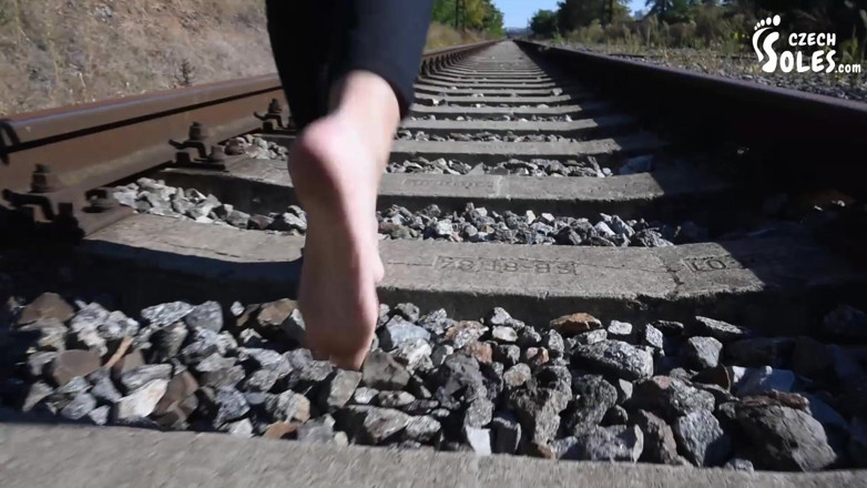 Czech Soles - foot fetish content: เดินเท้าเปล่าและเท้าเปื้อนสกปรกบนรางรถไฟ