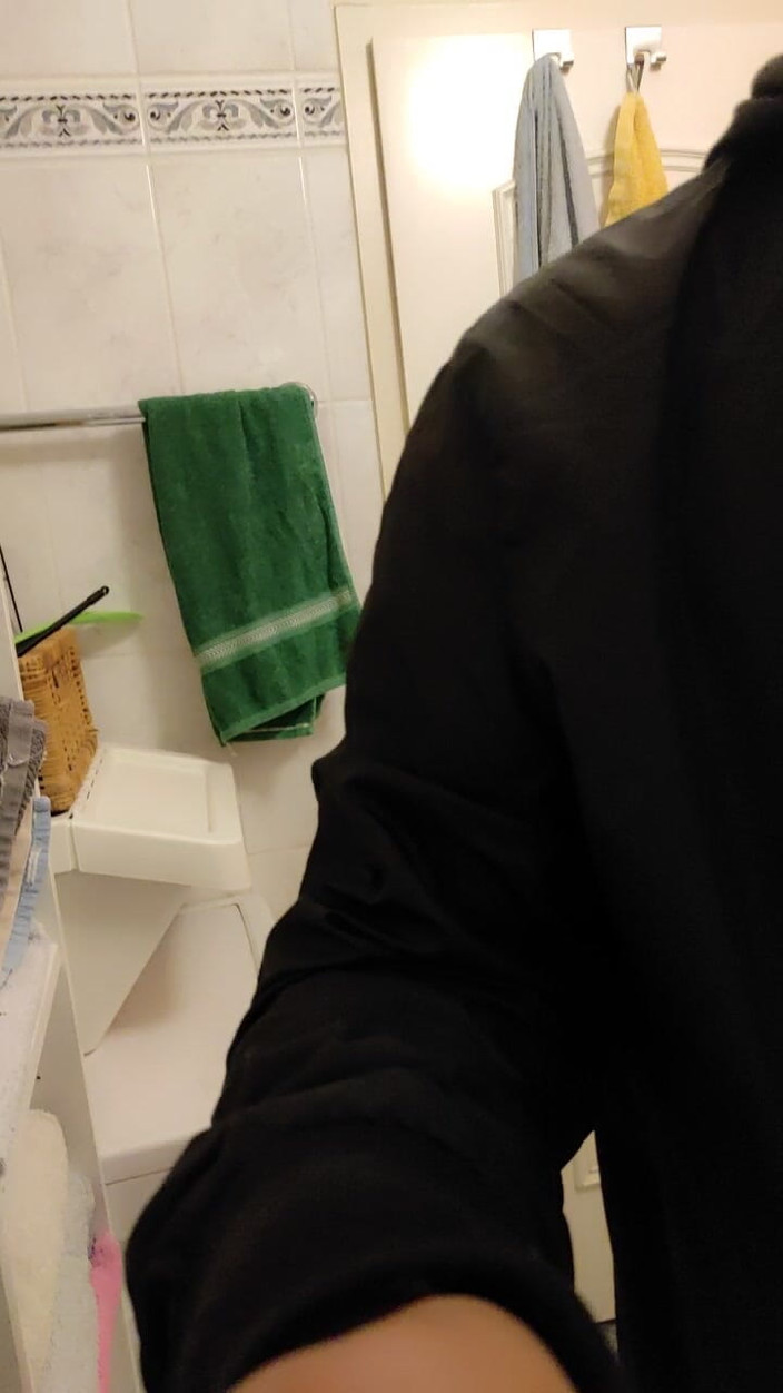 SmokedAlloy2: Dirtyjunkbro在厕所里撒尿，臭袜子和湿润的运动鞋