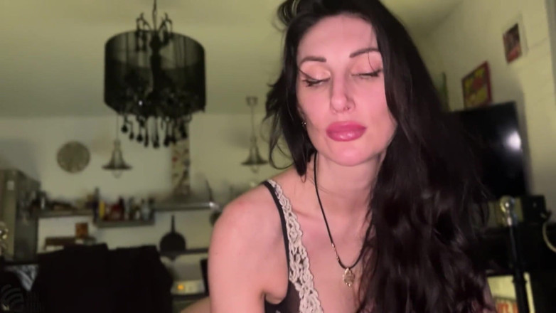 LizaVirgin: Hot milf getting orgasm