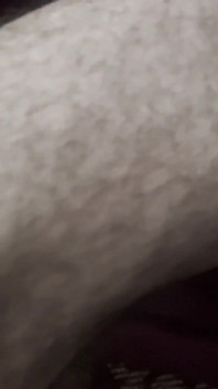 La novia latina que conocí en la calle me sorprende en una habitación de hotel con un amigo lame mi polla y se folla su coño