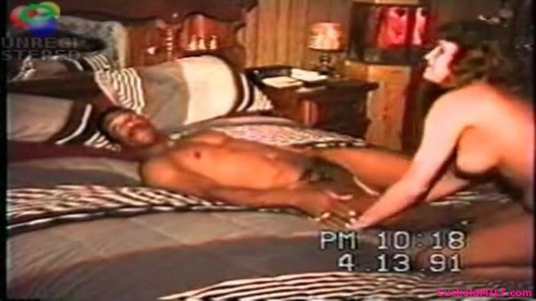 Cuckold MILF: Зрадлива мамка та її чоловік-сіссі з биком з великим чорним членом - вінтаж