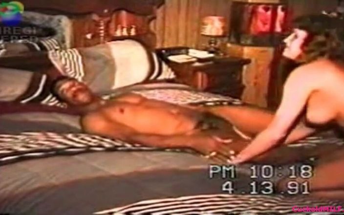 Cuckold MILF: Зрадлива мамка та її чоловік-сіссі з биком з великим чорним членом - вінтаж