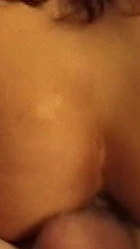 Zralá brunetka MILF je ošukaná zezadu