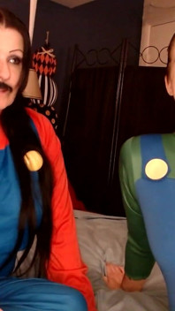 Halloween cosplay lagi asik merokok