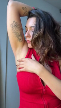 La fille aux gros seins se permet de se faire plaisir avec ses aisselles