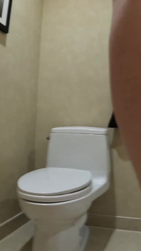 Pinkeln in Toiletten und Wannen