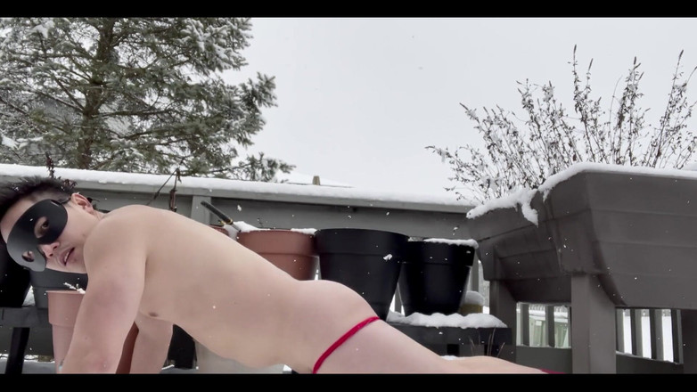 barenakedboy: Plus de moi en train de m’amuser dans la neige !
