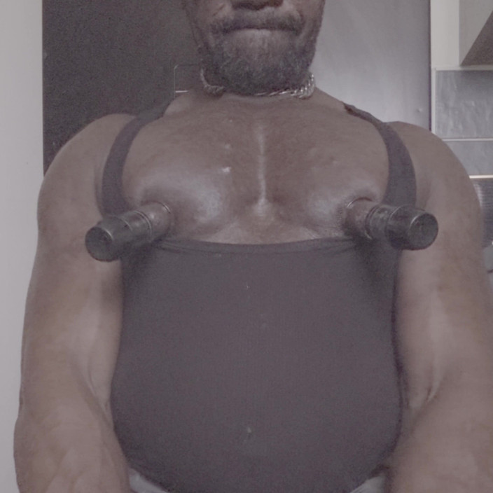 Black Muscle Stepdad: Pompă țâțelor &amp;Black Muscle Fund de prostată lovit