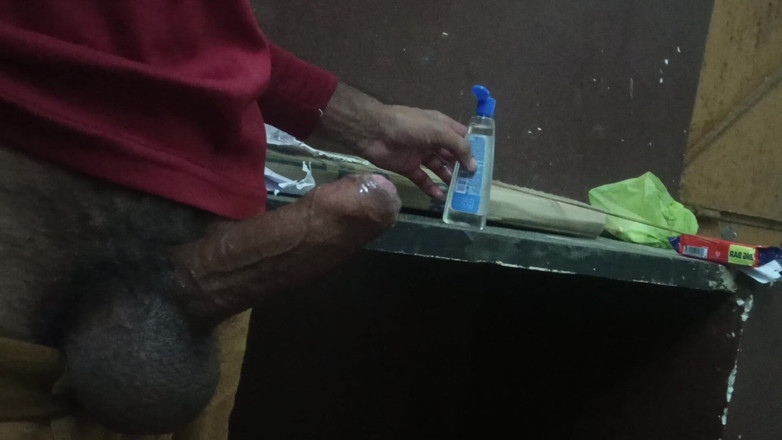 Brijesh 270: Moje žena mě nechává sama doma, ale můj soused mě vždy...