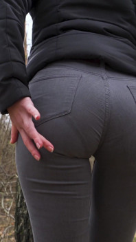 Matură sexy cu cur perfect tachinându-și chiloții vizibili în parc