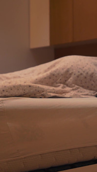 Stiefsohn kann nicht auf der Couch ruhen, also schau auf stiefmutter-masturbation und fick sie später im bett