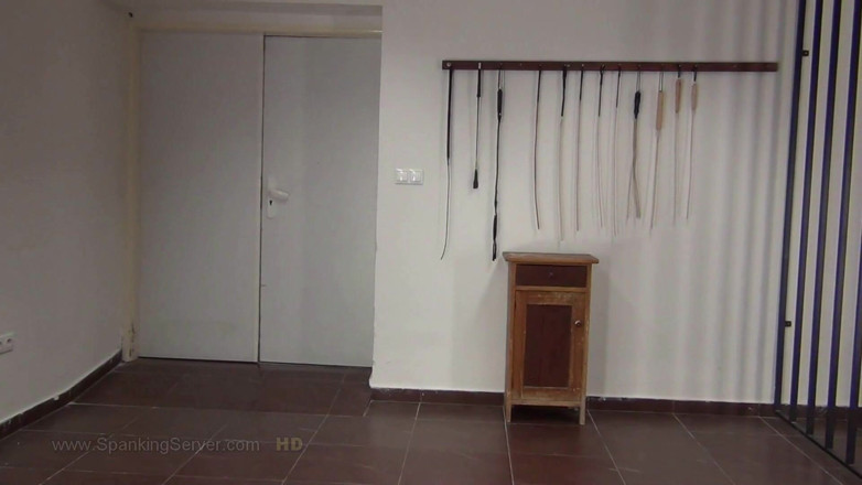 Spanking Server: Rosali bare back whip