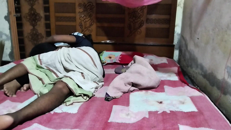 Deshi women: Üvey kız kardeş odada sert sikişiyor 18 yaşındaki ilk kez sert...