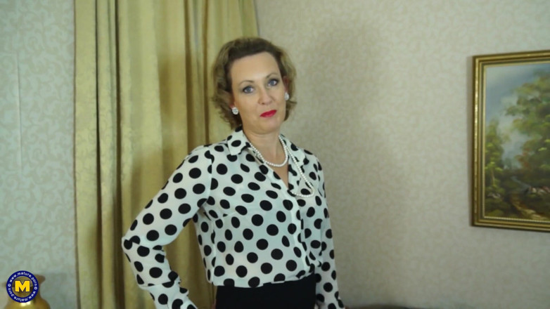 Mature NL: 性感熟女Betsy Blue穿着性感内衣