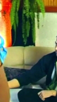 Awek blonde dikongkek di sofa liar romp