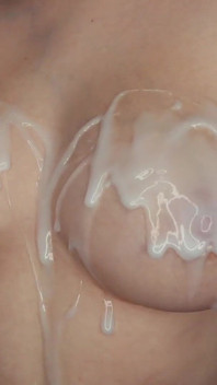 Perfectas tetas mojadas en instrucciones de paja
