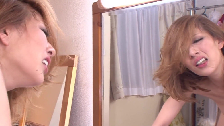 JAPAN IN LOVE: Japan Housewives - cena 1_slim japonesa milf gosta de um pau grande...