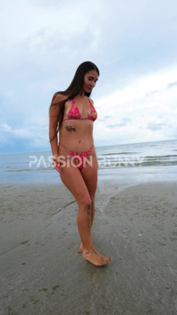 seksi bikni ghoomna aur chamkaana