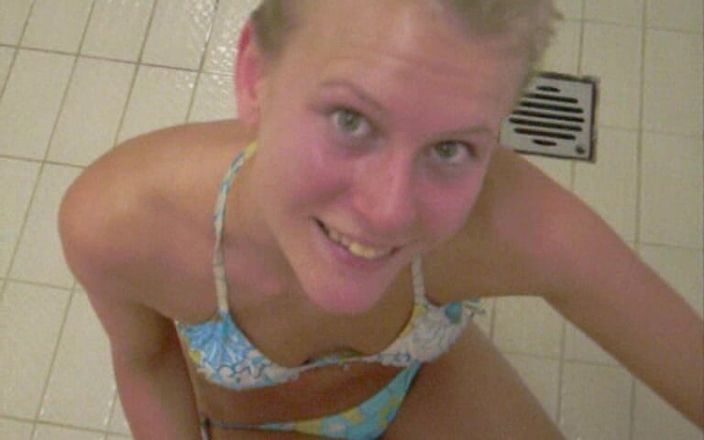 Blondehexe: Teeny Im Schwimmbad
